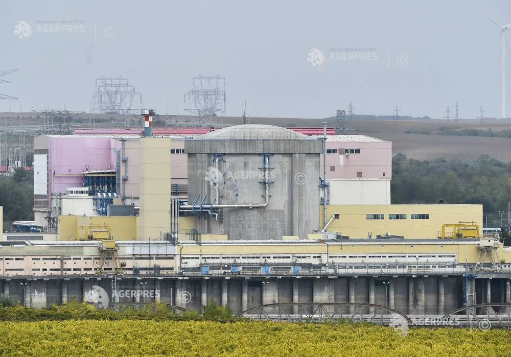 Centrala nucleară Cernavodă, Unitatea 2, pe fundalul Dunării.