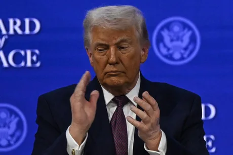 Donald Trump discută despre deschiderea Strâmtorii Ormuz în contextul geopolitic actual.
