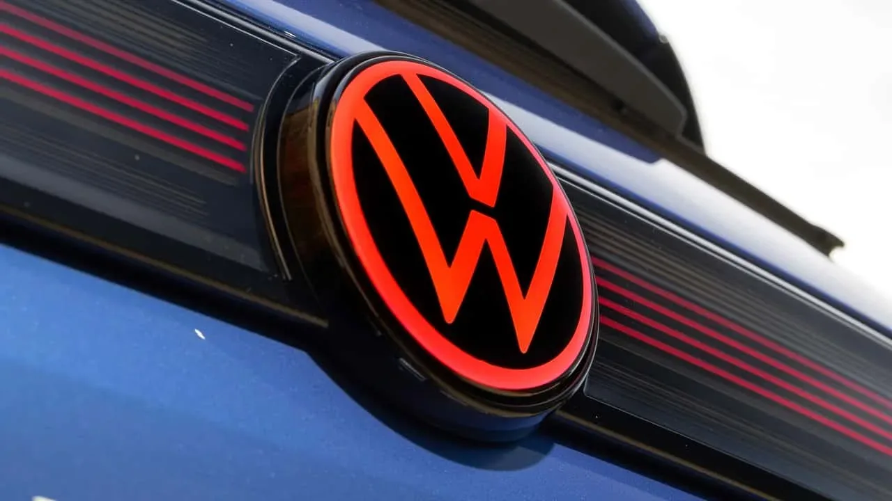 Logo-ul Volkswagen pe un vehicul electric, simbol al brandului.