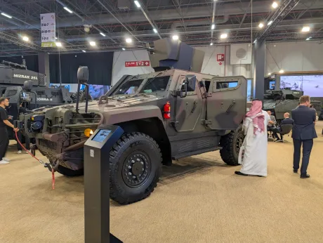 Vehicul militar modern expus la un târg de apărare, evidențiind inovațiile tehnologice.