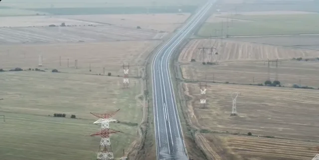 Peisaj cu drum expres și câmpuri în jur, în apropierea podului peste Siret.