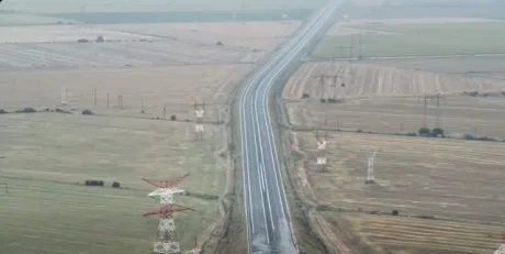 Peisaj cu drum expres și câmpuri în jur, în apropierea podului peste Siret.