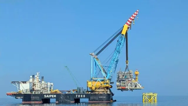 Platformă de extracție gaze în Marea Neagră, Neptun Deep, cu echipamente de foraj.