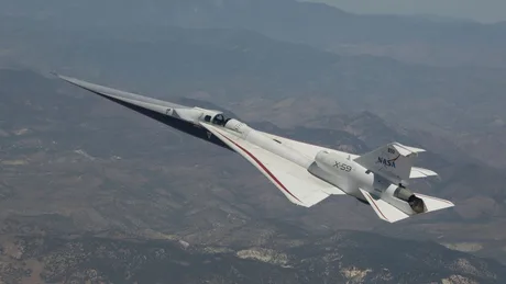 Avionul X-59 în zbor, testând tehnologia supersonică silențioasă.