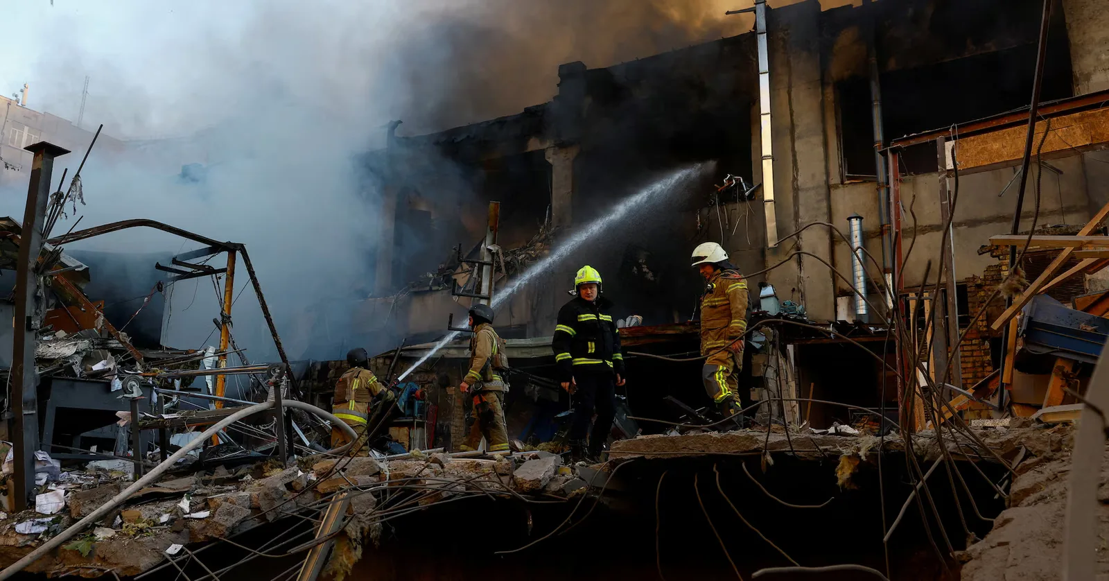Pompierii lucrează pentru a stinge un incendiu devastator.
