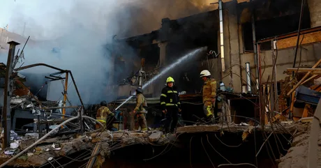 Pompierii lucrează pentru a stinge un incendiu devastator.