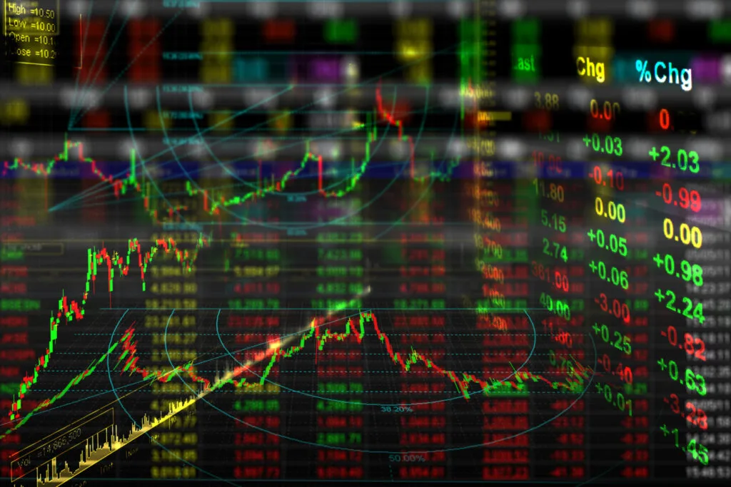 Grafice bursiere cu fluctuații de prețuri și volume de tranzacționare.