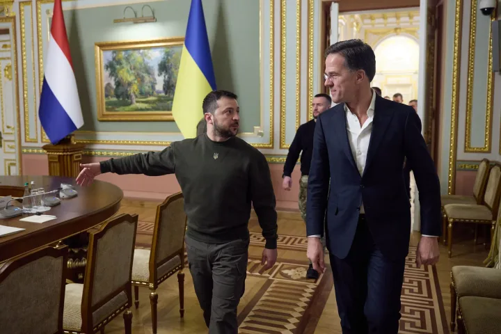 Mark Rutte și Volodymyr Zelensky discutând despre sprijinul pentru Ucraina.