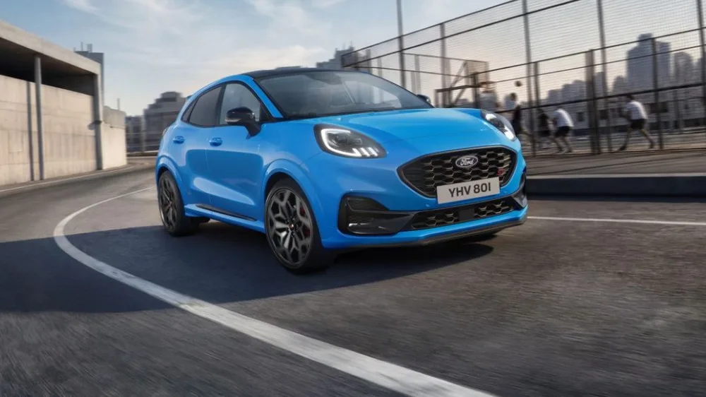 Ford Puma Gen-E Black Edition în nuanță Azura Blue pe un drum urban.