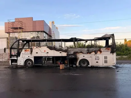 Autobuz distrus în urma unui atac cu dronă, lăsând victime în urmă.