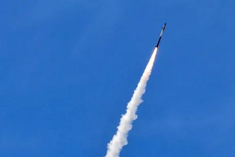 Rachetă lansată în cer, simbolizând negocierile nucleare dintre SUA și Iran.