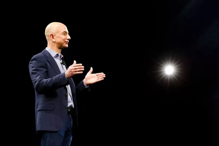 Jeff Bezos discută despre impactul inteligenței artificiale asupra forței de muncă la o conferință în Paris.