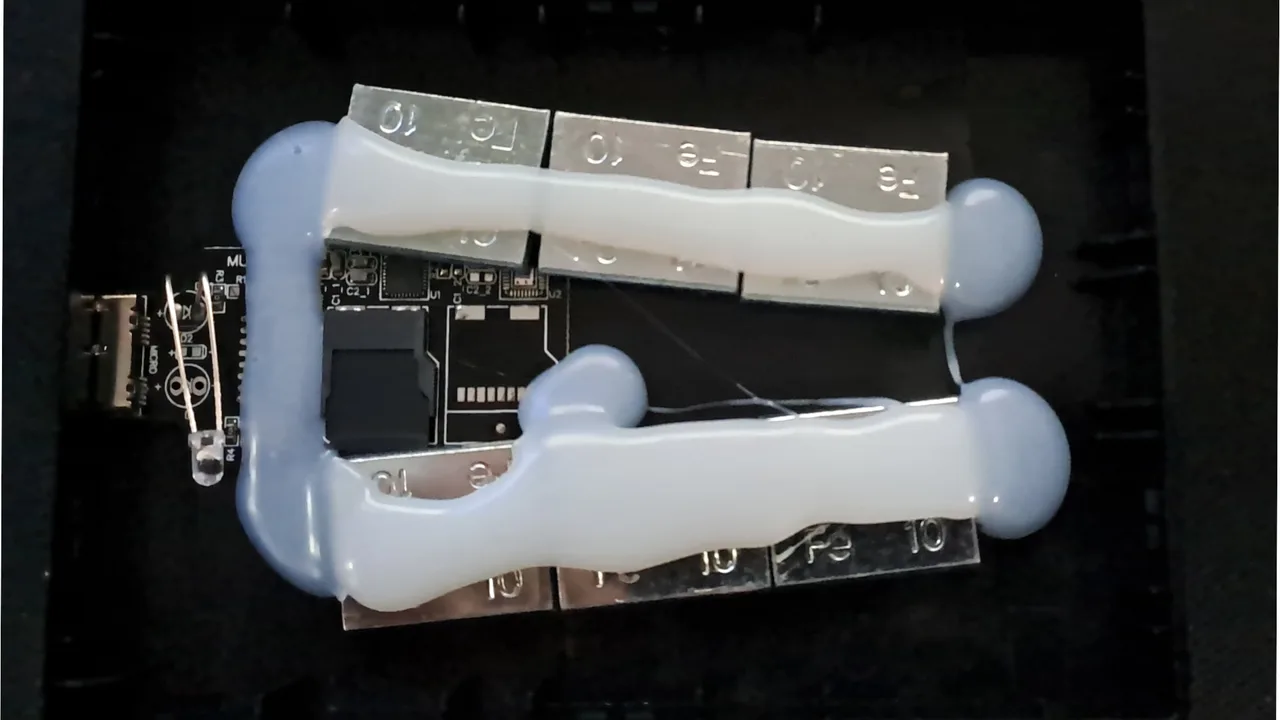 Dispozitiv electronic cu componente suspecte și un card microSD lipit.