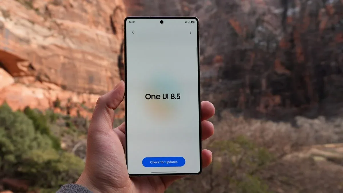 Ecranul unui telefon arătând interfața One UI 8.5 în peisaj montan.