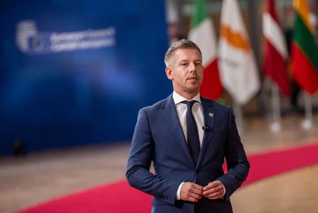Inflația din România crește din cauza serviciilor și carburanților, afectând puterea de cumpărare.