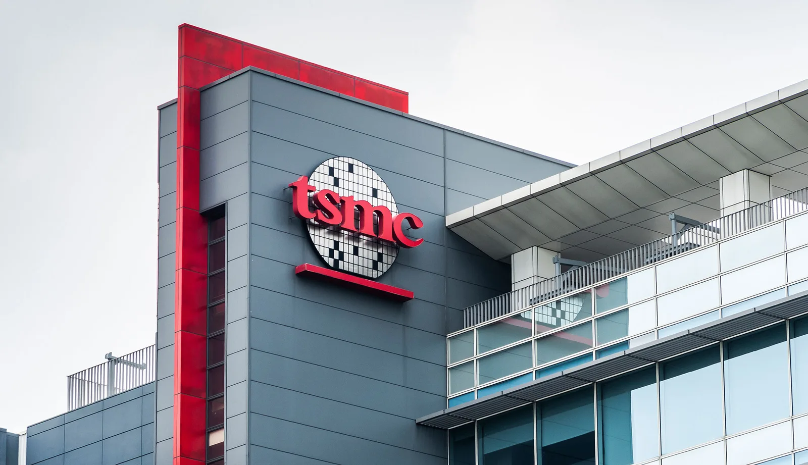 Clădire modernă TSMC, simbol al industriei semiconductoare din Taiwan.