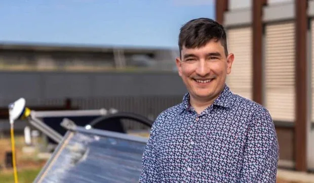 Cercetătorul Luca Thommen prezintă un panou solar inovator pentru industrie.