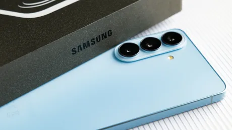 Un telefon Samsung albastru lângă o cutie elegantă, pregătit pentru partajare rapidă.