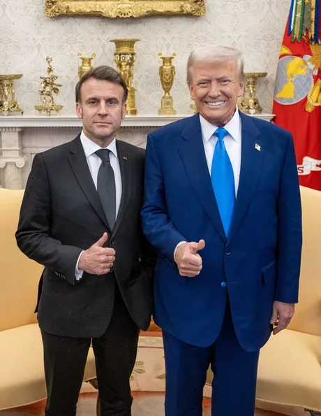 Donald Trump și Emmanuel Macron zâmbesc la o întâlnire oficială.
