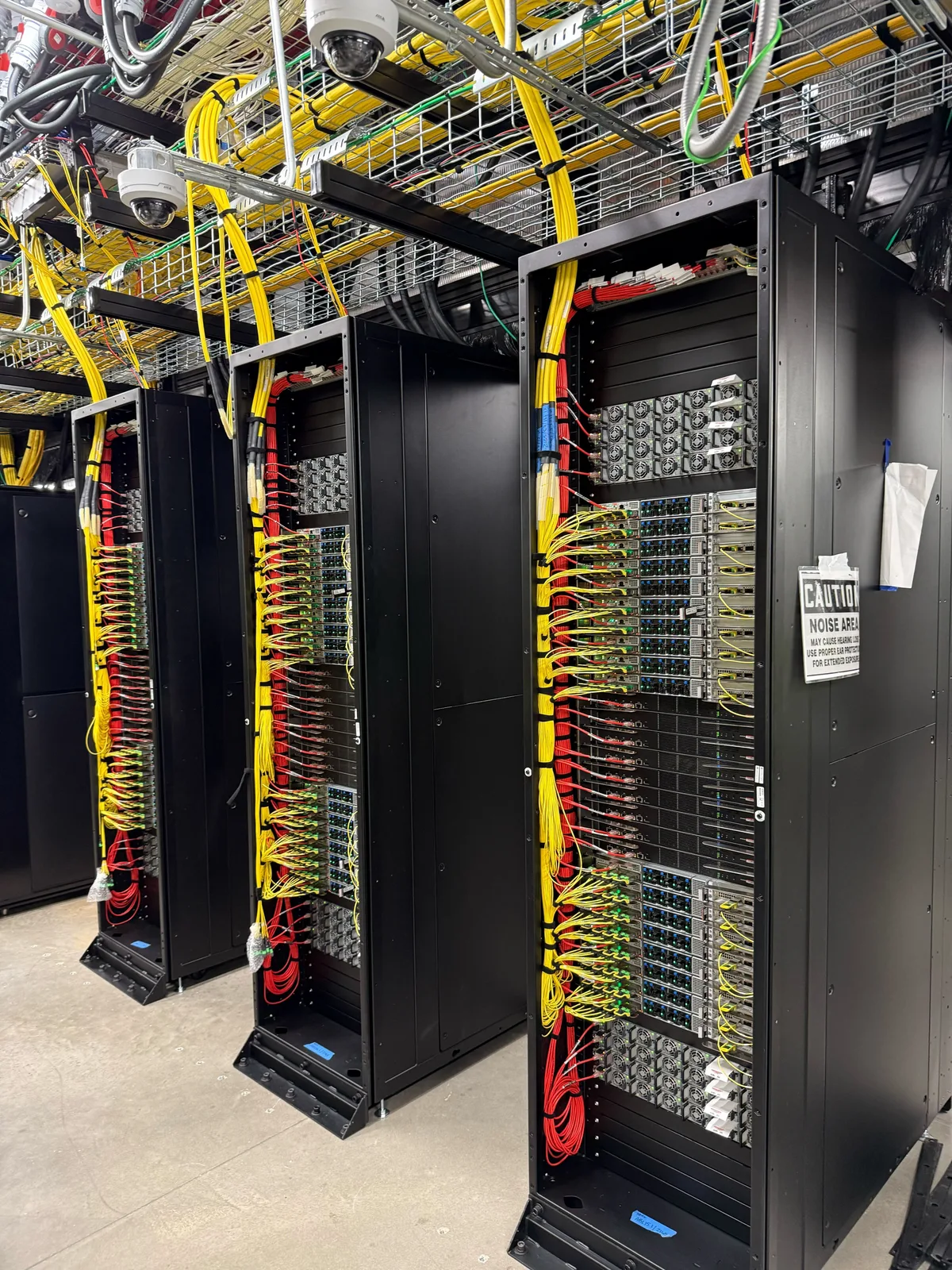 Rack-uri de servere în centrul de date Stargate din Texas