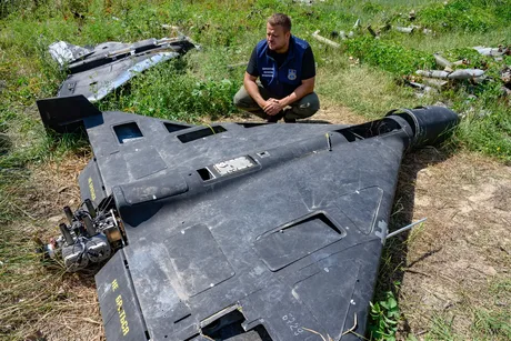 Specialist ucrainean analizează o dronă doborâtă în contextul conflictului.