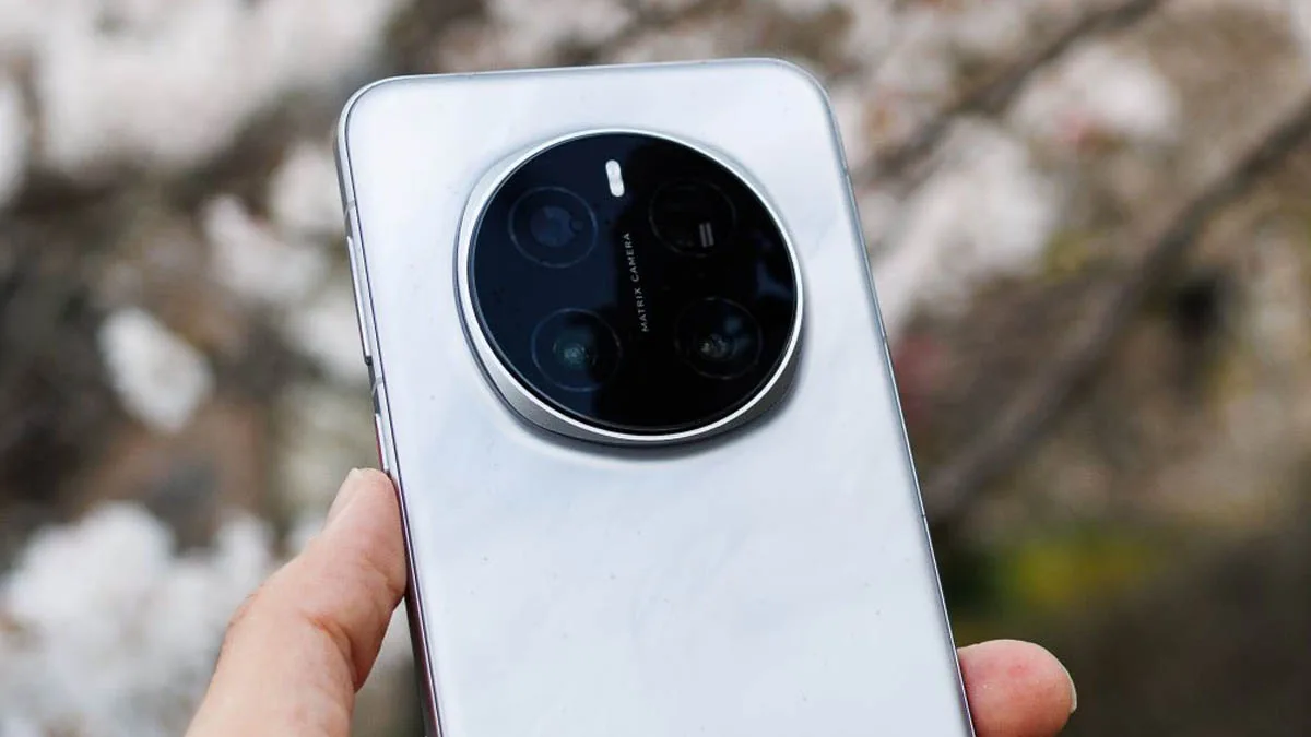 Un smartphone cu un design elegant și cameră rotundă pe spate.