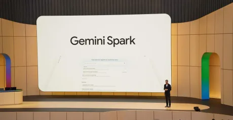 Agentul AI Gemini Spark de la Google, prezentat pe scenă, arată promisiuni și provocări.