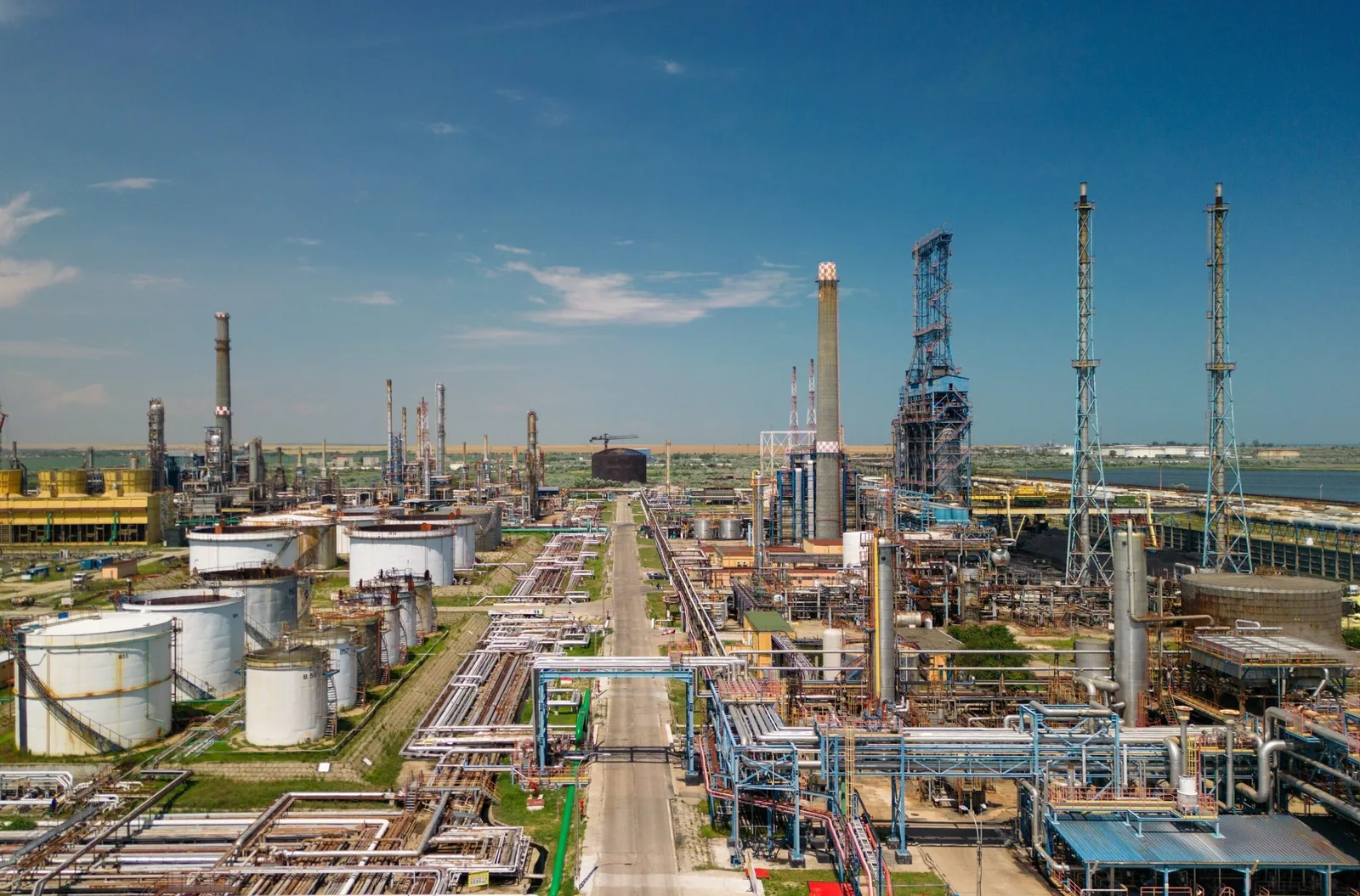 Rafinăria Petromidia în plină activitate, cu instalații funcționale și livrări de produse petroliere.