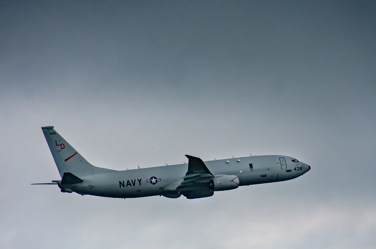 Avionul Boeing P-8 Poseidon în zbor, destinat misiunilor anti-submarin.