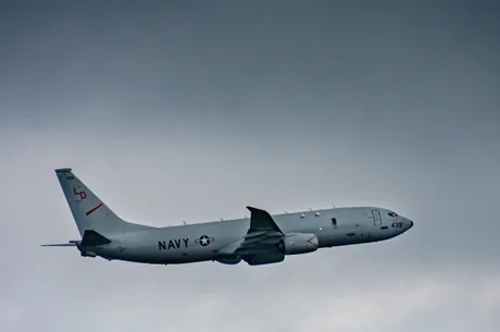 Avionul Boeing P-8 Poseidon în zbor, destinat misiunilor anti-submarin.