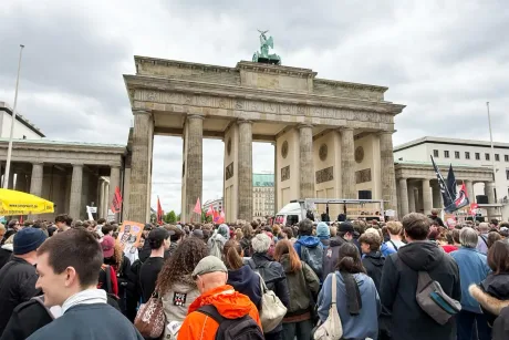 O mulțime de oameni la Poarta Brandenburg din Berlin.