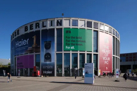 Clădirea IFA 2026 din Berlin, cu afișe colorate și cer senin.