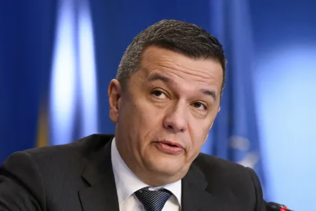 Claudiu Manda vorbește la o conferință de presă.