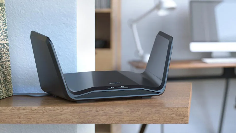 Router Wi-Fi Netgear pe o masă, pregătit pentru utilizare.
