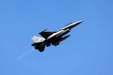 Un avion F-16 în zbor, simbol al forțelor aeriene române.