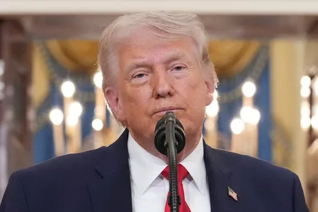 Donald Trump discută despre controlul strâmtorii Ormuz și impactul asupra piețelor energetice.