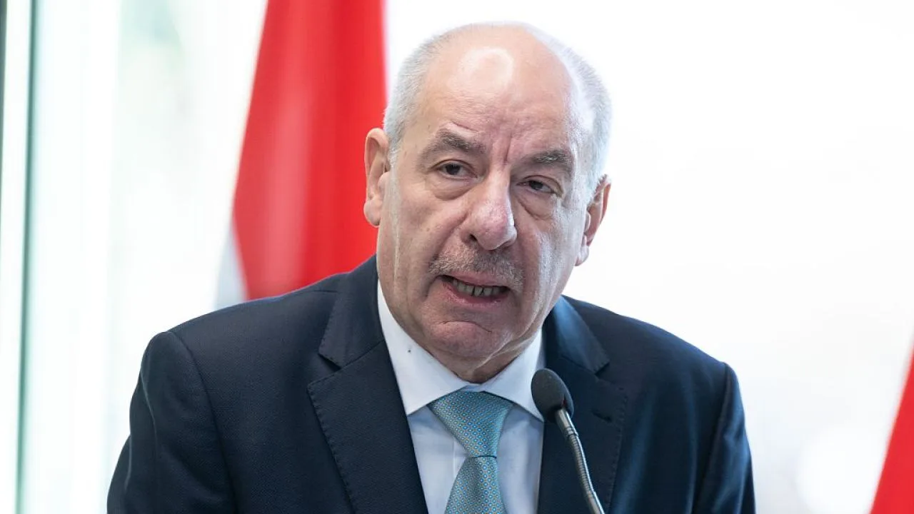 Tamas Sulyok discutând despre amendamentele constituționale recente din Ungaria.