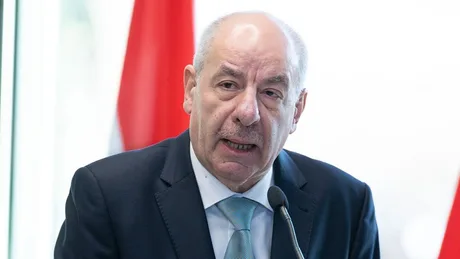 Tamas Sulyok discutând despre amendamentele constituționale recente din Ungaria.