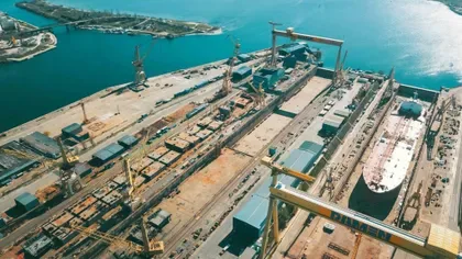 Vedere aeriană a Șantierului Naval Mangalia cu nave în construcție.