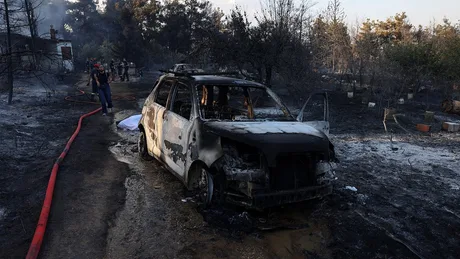 Mașină arsă în urma incendiilor devastatoare din Grecia și Portugalia.