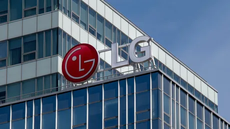 Logo-ul LG pe o clădire modernă, evidențiind inovația companiei.