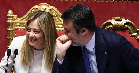 Giorgia Meloni și Matteo Salvini discutând în Parlamentul Italian.