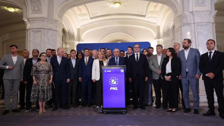 Grup de membri PNL la o conferință de presă, atmosfera tensionată.
