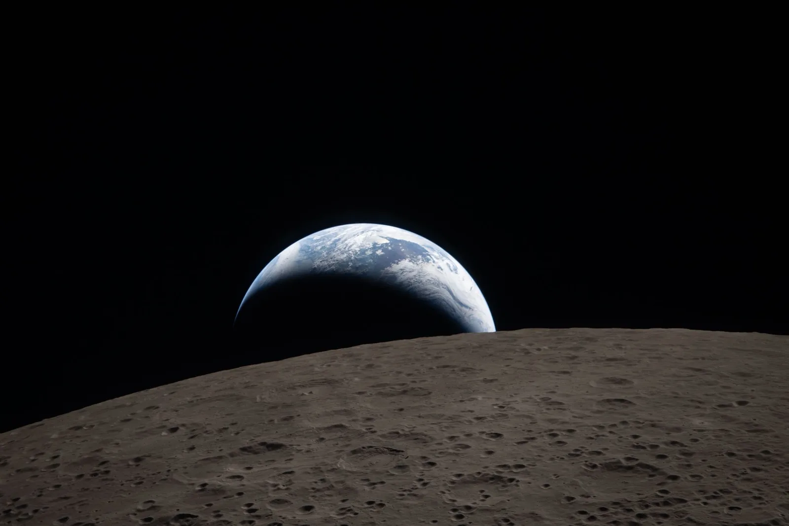 Pământul apunând din spatele Lunii, surprins din spațiu în timpul eclipsei solare.