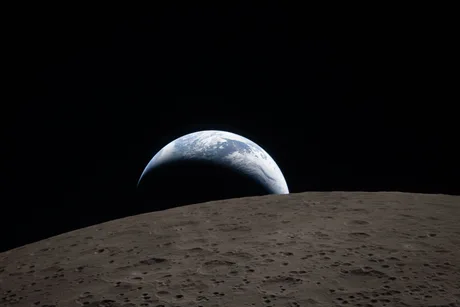 Pământul apunând din spatele Lunii, surprins din spațiu în timpul eclipsei solare.