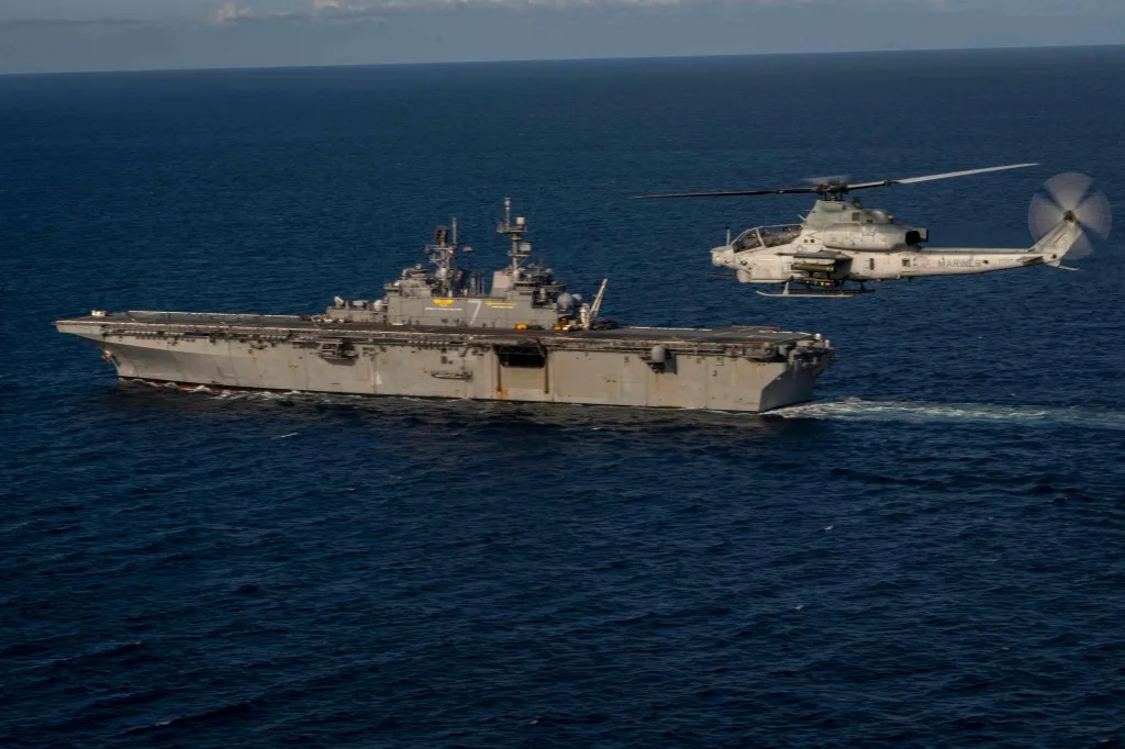 USS Tripoli navigând în Golful Persic cu pușcași marini la bord.