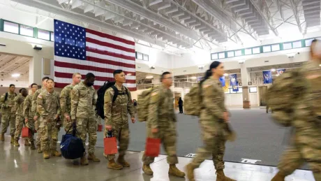 Recruți ai armatei SUA în drum spre instruire, sub steagul american.
