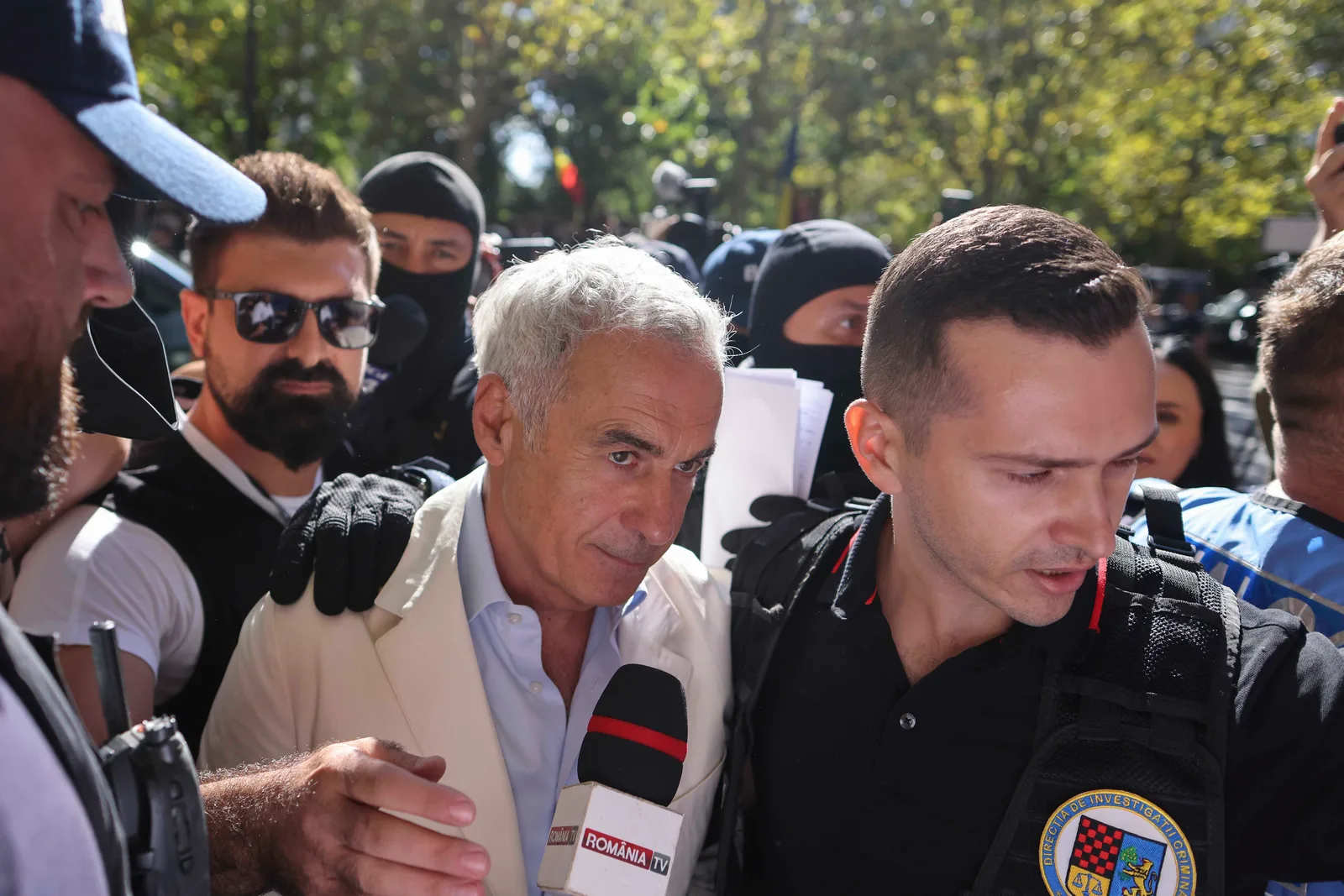 Călin Georgescu la Curtea de Apel, înconjurat de jurnaliști și forțe de ordine.