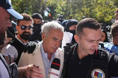 Călin Georgescu la Curtea de Apel, înconjurat de jurnaliști și forțe de ordine.