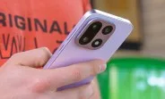 Un telefon modern în mână, evidențiind designul elegant și funcționalitatea avansată.